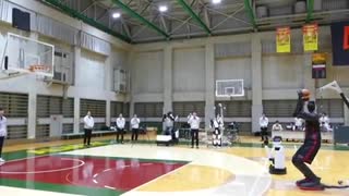 Черный робот баскетболист