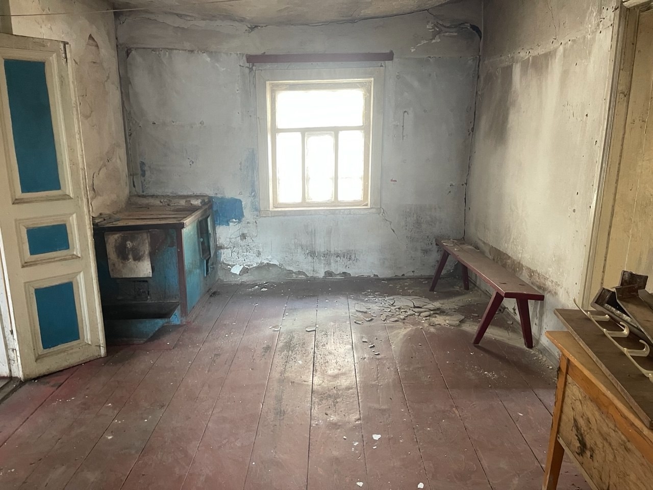 🏠 Павловка 💰 Продается шлакоблочный (в два шлакоблока) дом площадью 60 кв. м. – под ремонт! ✨ 🔥 Отопление печное (но газовая труба идет по улице – есть потенциал!). 🪵 Крепкие хорошие полы, окна – деревянные, входная дверь – деревянная, обитая железом. 🏡 Крыша – черепица. 💧 Вода централизованная – идет постоян...