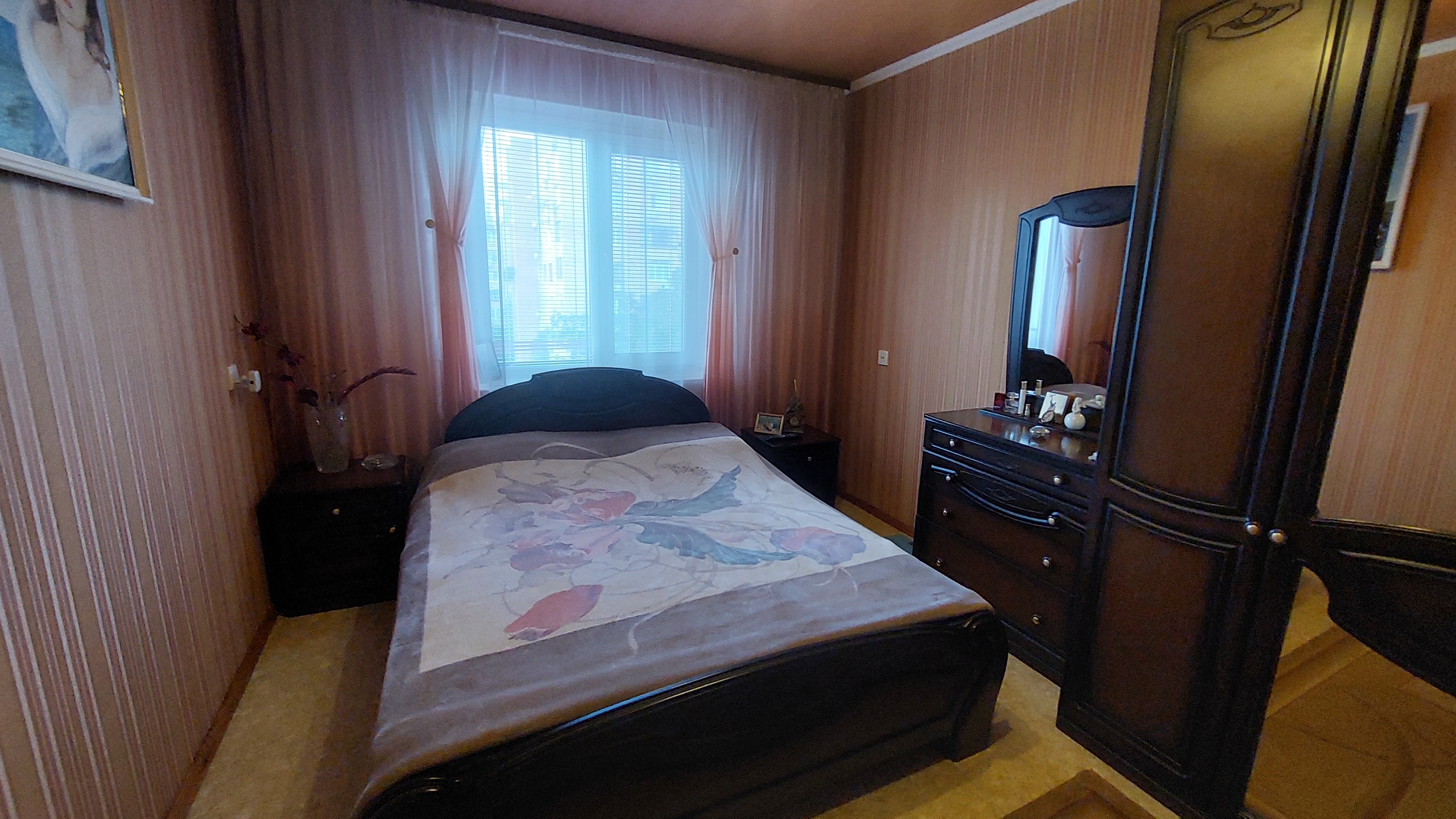 Продам уютную 3-комнатную квартиру в центре Донецка. Ворошиловский район. Улица Челюскинцев 142. Ниже площади Ленина. Напротив Атлетика. 7 этаж 9-этажного панельного дома. Общая площадь 66 м2. Жилая площадь 44 м2. Площадь кухни 9 м2. Две комнаты смежные и одна отдельная. Большой совмещенный санузел. Балкон и ...