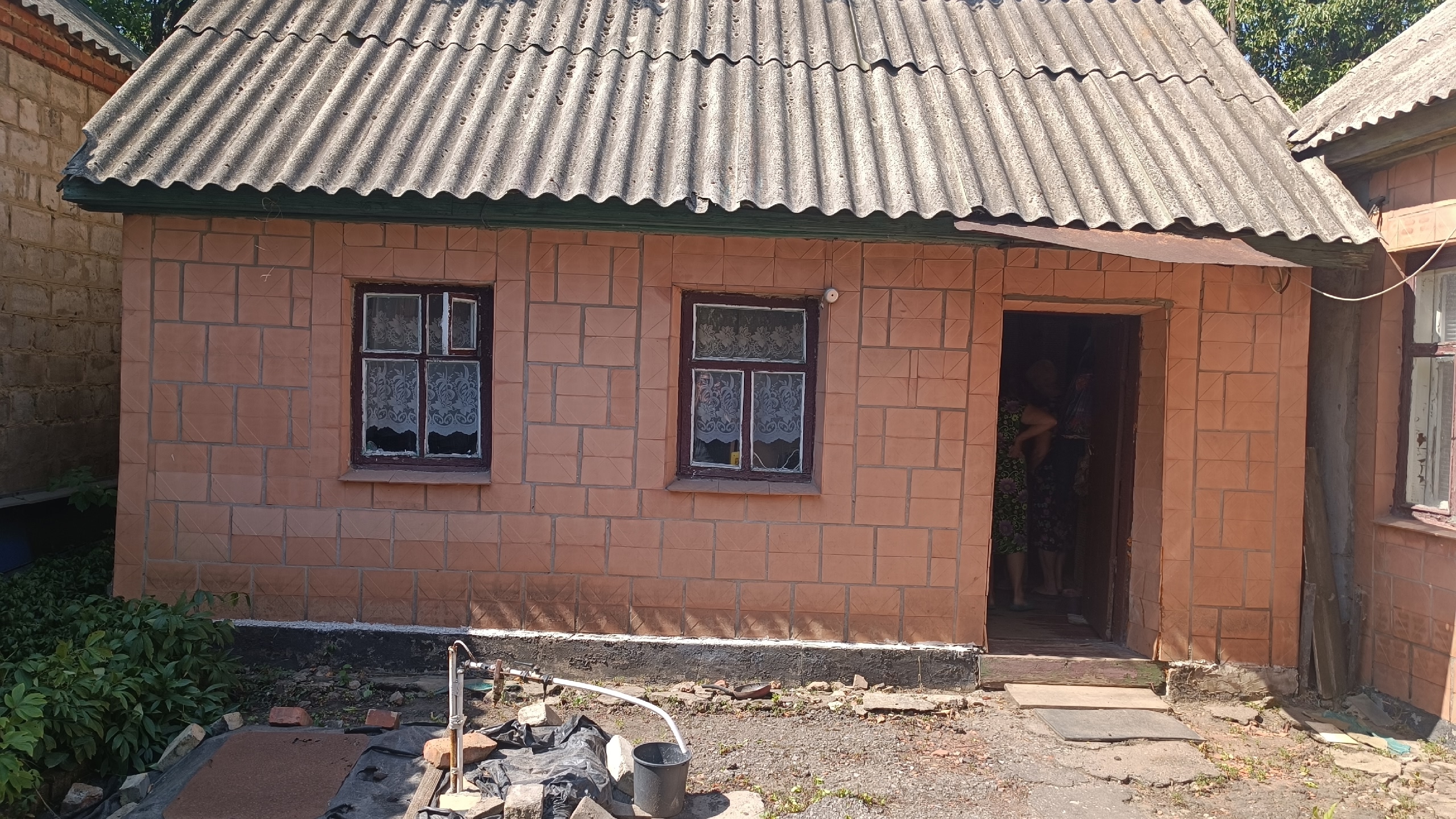 Продается небольшой дом ул.Минская 96, 54м.кв.,земли 6 сот.(приват),в доме 3 изол., комнаты, отдельно стоящая кухня и котельная,есть гараж,с/у во дворе. Цена 3 500 000 руб.+79591436534.