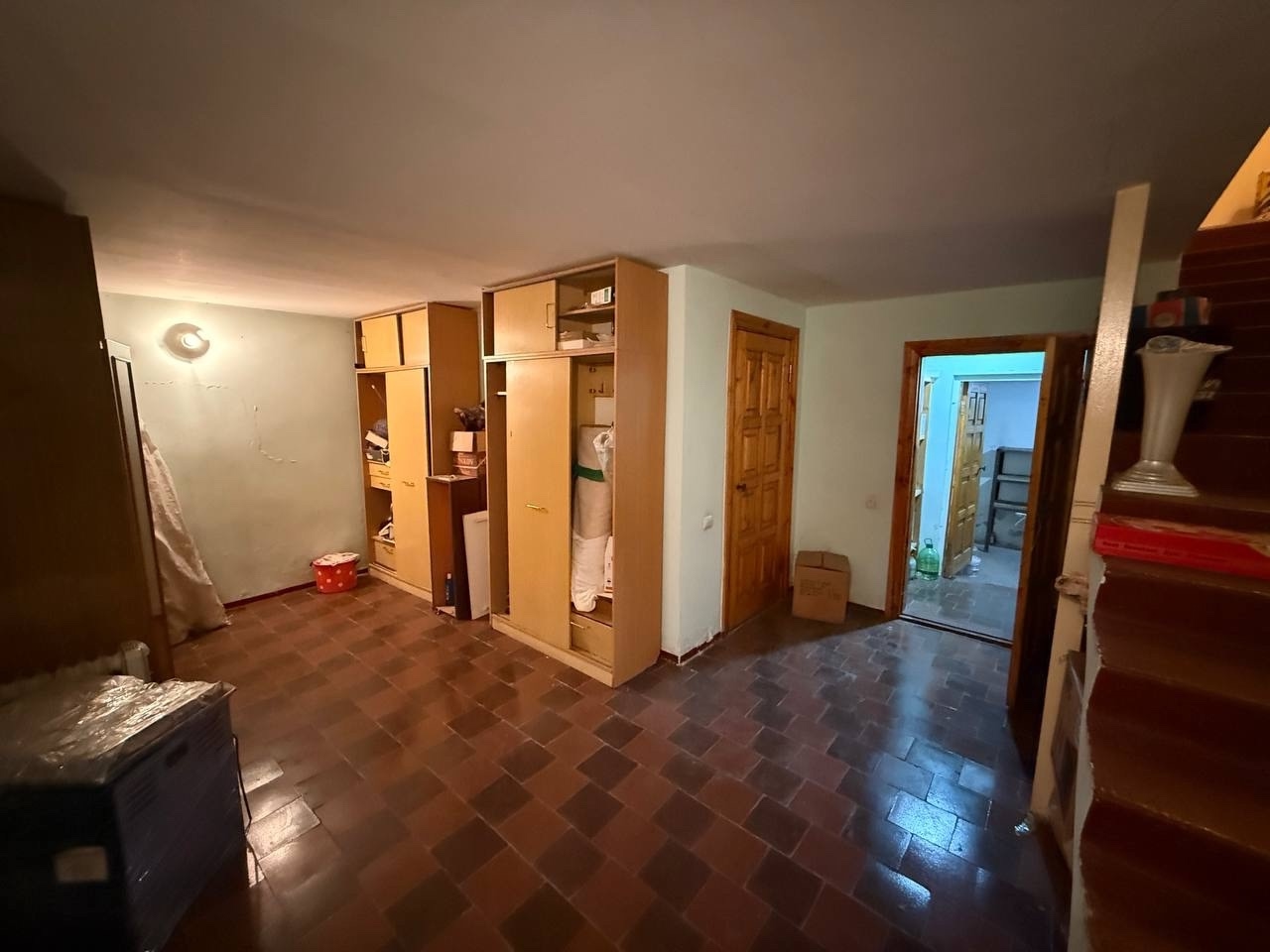 🏡 Продам жилой дом в г. Луганск от Собственника Площадь дома 250кв.м., 8 соток земли (район Жовтневого суда и Аквапарка «Пингвин») ✅ Дом реконструирован (утеплен и перекрыта крыша металлочерепицей) ✅ 2 этажа + подвал + погреб ✅ Первый этаж: Зал, спальная комната, ванная комната, гостевая, кухня. ✅ Второй этаж...