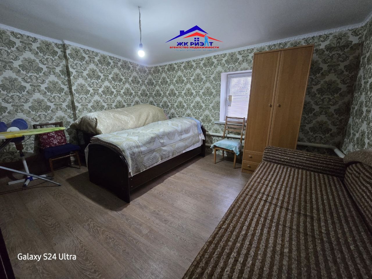 Продам 2 смежных участка с домостроениями в г. Луганске (Верхний Камброд). ✅Первый участок размером 5 соток ПРИВАТИЗИРОВАН. 🔺 На участке находится жилой дом площадью 50 м2. В доме - 2 комнаты, коридор, примыкающая пристройка, где расположена кухня и санузел. Летняя терраса. Дом мергельный облицован кирпичом. ...