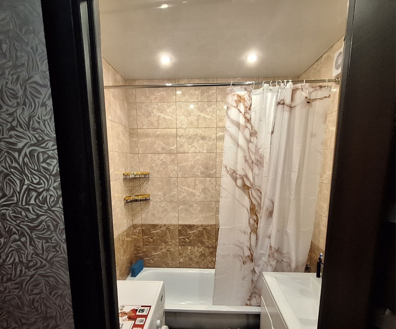 Продам 3-х комнатную квартиру на кв. Дзержинского 1/9 эт. общ. 73 кв. м. Квартира после капитального ремонта, на полах стяжка по всей квартире, уложен ламинат и керамогранит, м/п окна, бойлер потолки натяжные, новые отопительные радиаторы,на кухне тёплый пол, новая электропроводка, два балкона. С мебелью и те...
