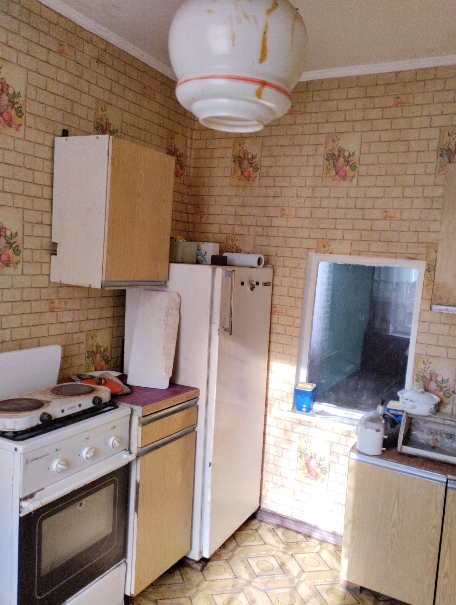 !!! 📎Продается в ЛНР, Станично - Луганский р-н, с. Николаевка, 🏠ДАЧА в сад.общ. Айболит ✅Участок 6.67 сот., земля приватизирована ️ ✅Дом 6*9, 2х эт. , второй этаж без отделки. ✅Окна деревянные с метал. решетками ✅Две комнаты, кухня с подвалом, коридор, кладовая. ❗ Действующий камин. ✅ Евро забор, новая крыша....
