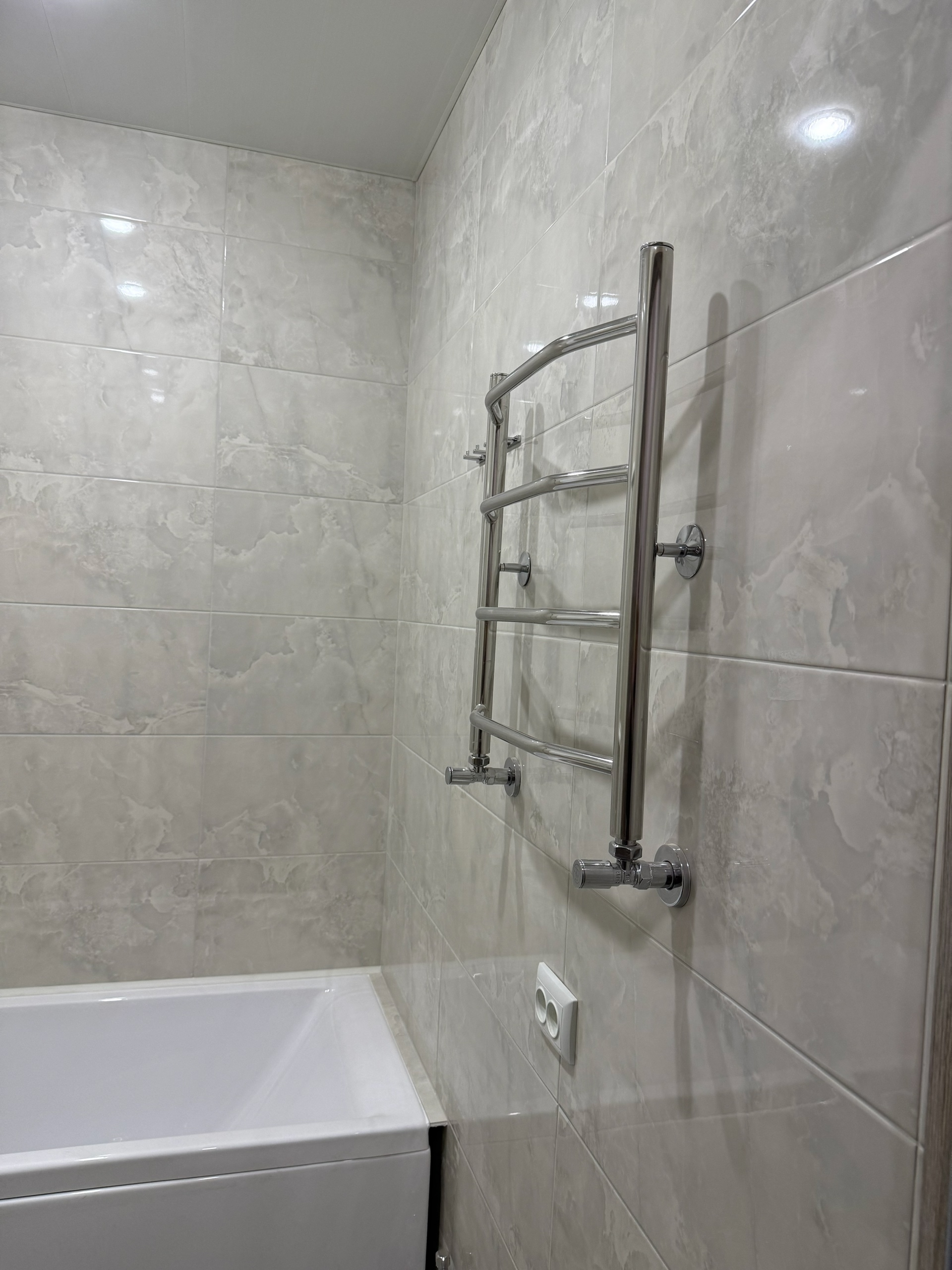 Продам 1ю квартиру рн ДК Строителей 3/5-эт. 32 кв.м, с евроремонтом 2024 года, встроенная дорогая кухня с бытовой техникой, газовая колонка, ламинат, дорогие обои, новая медная проводка, балкон застеклен и утеплен. Квартира очень теплая. Долгов нет. . Телефон +79591231525 ...