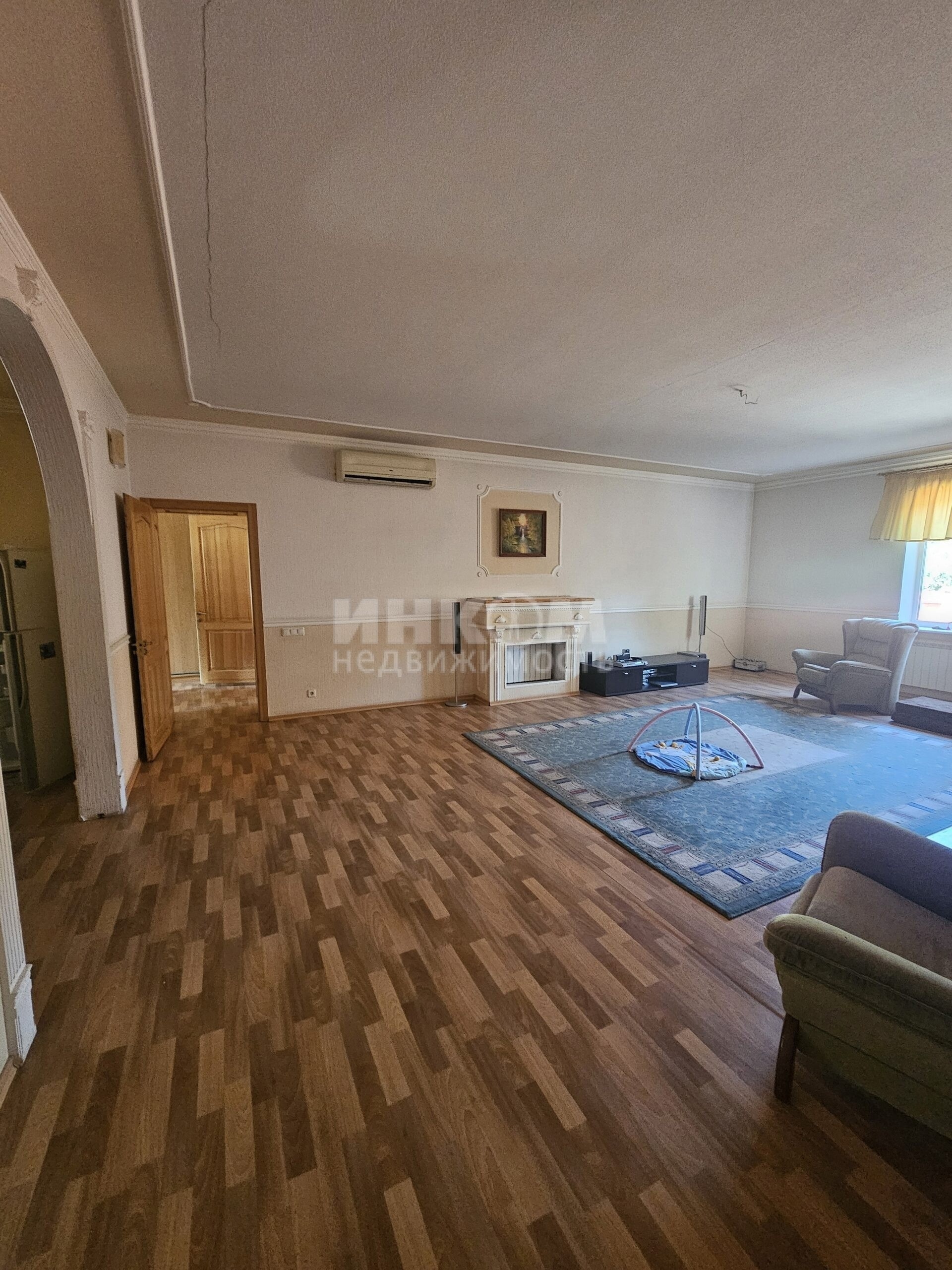 г. Луганск Ленинский район Продам Дом 260м2 Элитный район. 1-й эт. 3 комнаты и огромный зал, кухня, санузел. Подвал- санузел, 4 комнаты с огромной бильярдной, котельная. 10 соток земли приват. беседка с домиком для гостей и санузлом. 2 заезда во двор, двухконтурный газовый котел, центральная канализация. Доку...
