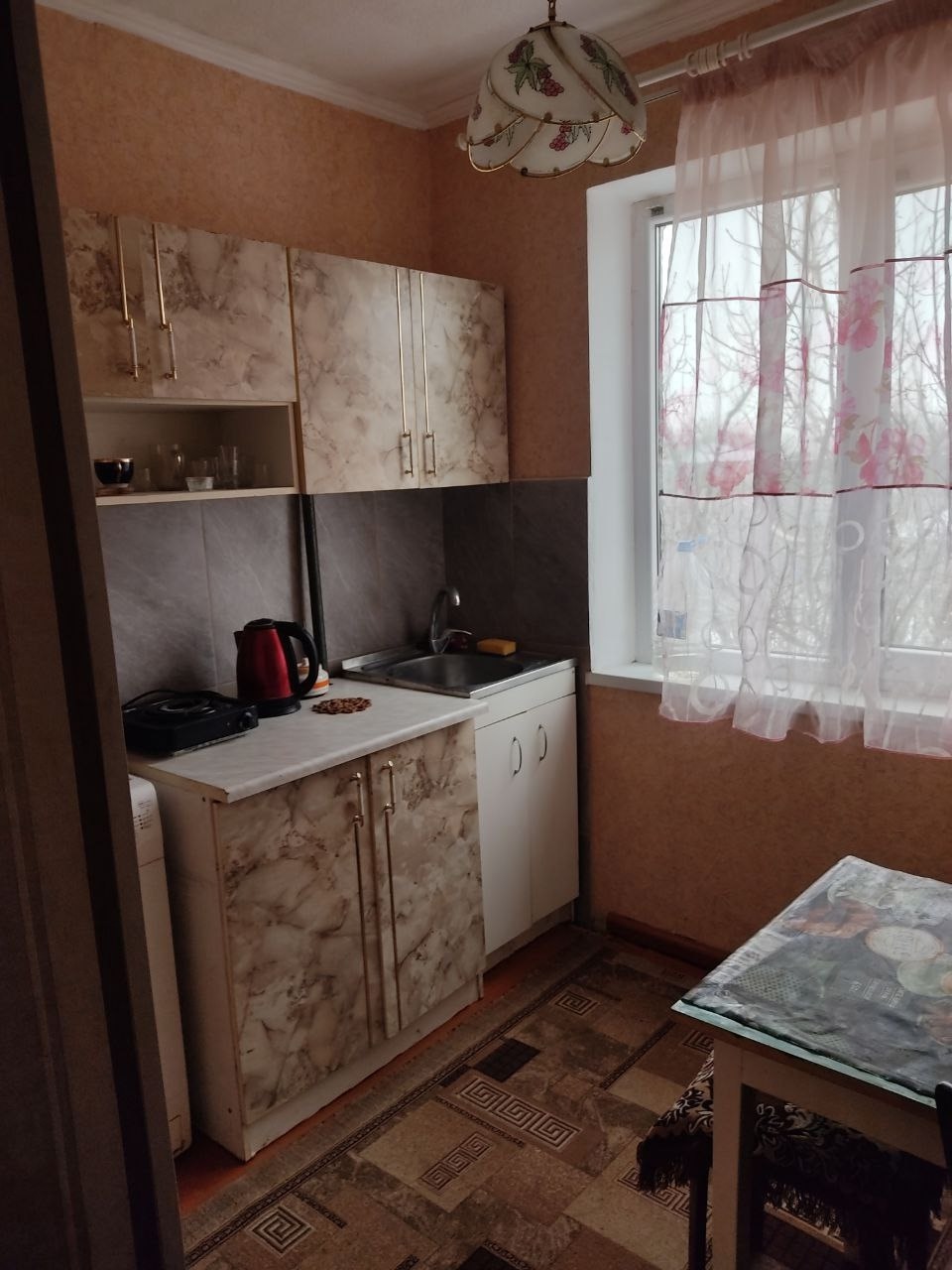 Сдам квартиру на длительный срок.1комн.5эт.Район торговый центр.Стаханов.Есть электро отопление, бойлер, интернет, мебель, посуда, чистое постельное белье и полотенца, стиральная машина автомат, Каб ТВ.20000р.и коммунальные.+79591702891.+79592578218....
