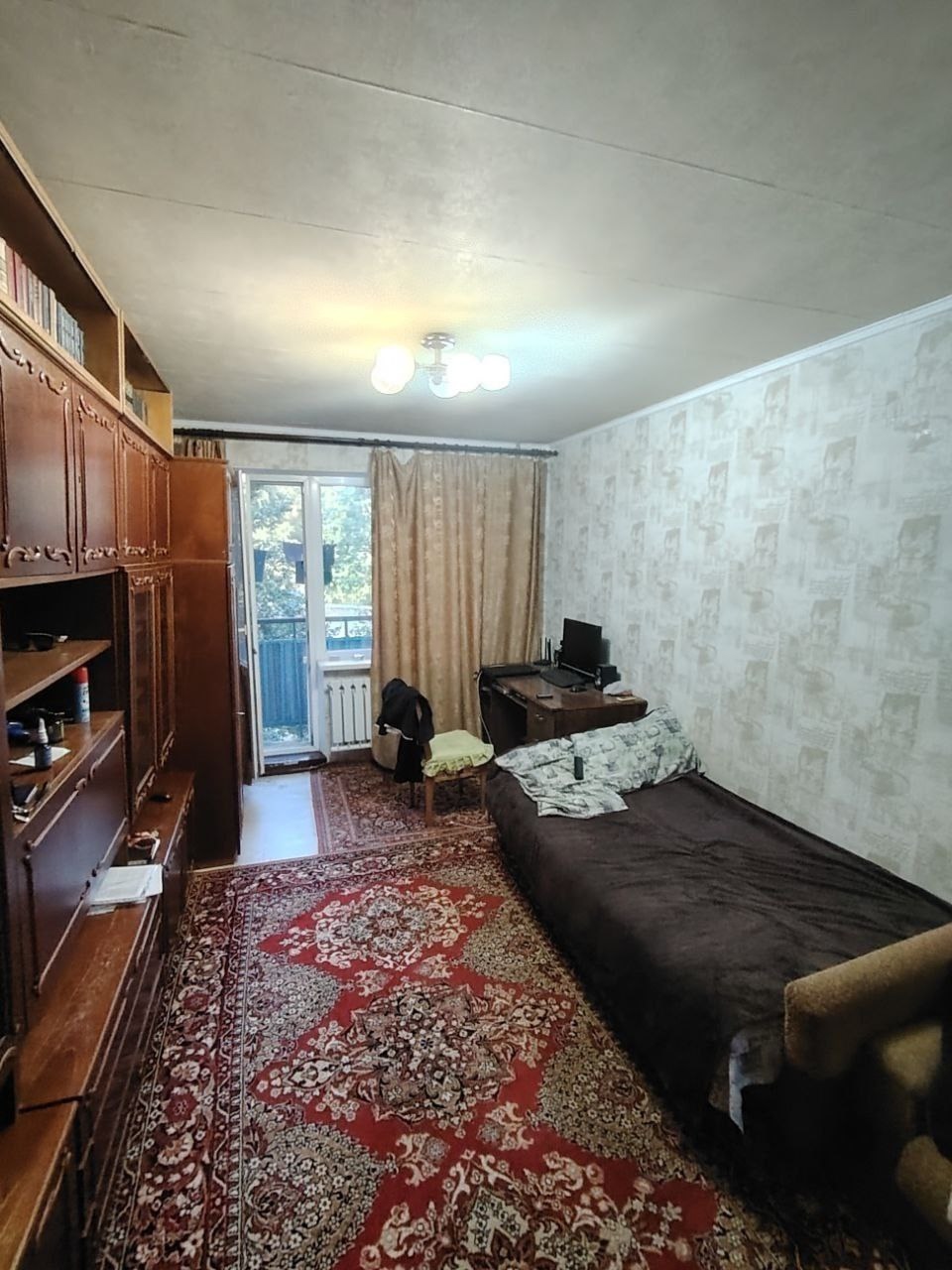 Продам 1-к квартиру по ул. 30 лет Победы, г. Луганск. 3/5 эт., 30,2 м2 общая площадь. Квартира не угловая, теплая. Пластиковые трубы, м/п окна. Балкон не застеклён. Состояние жилое, но требует ремонта. Хорошее расположение. В шаговой доступности магазин, 10-я поликлиника, детская больница, школа. Остановка 2 ...