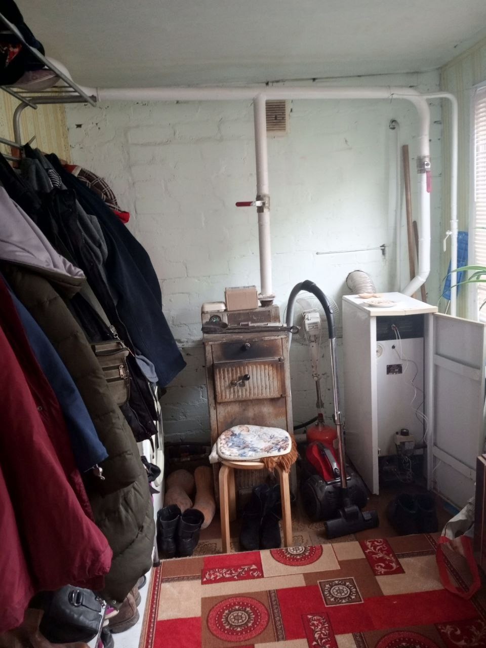 Продаётся дом с. Раскошное, 4 жилых комнаты, удобства в доме, 2 котла отопления - газовый и твердотопливный, своя скважина, фильтр на питьевую воду. Хорошее жилое состояние. 79,6/49,4/12,8кв.м Погреб, хозпостройки. Остановки, магазины рядом. Цена 6,7 млн.руб. +79591581150. Татьяна...
