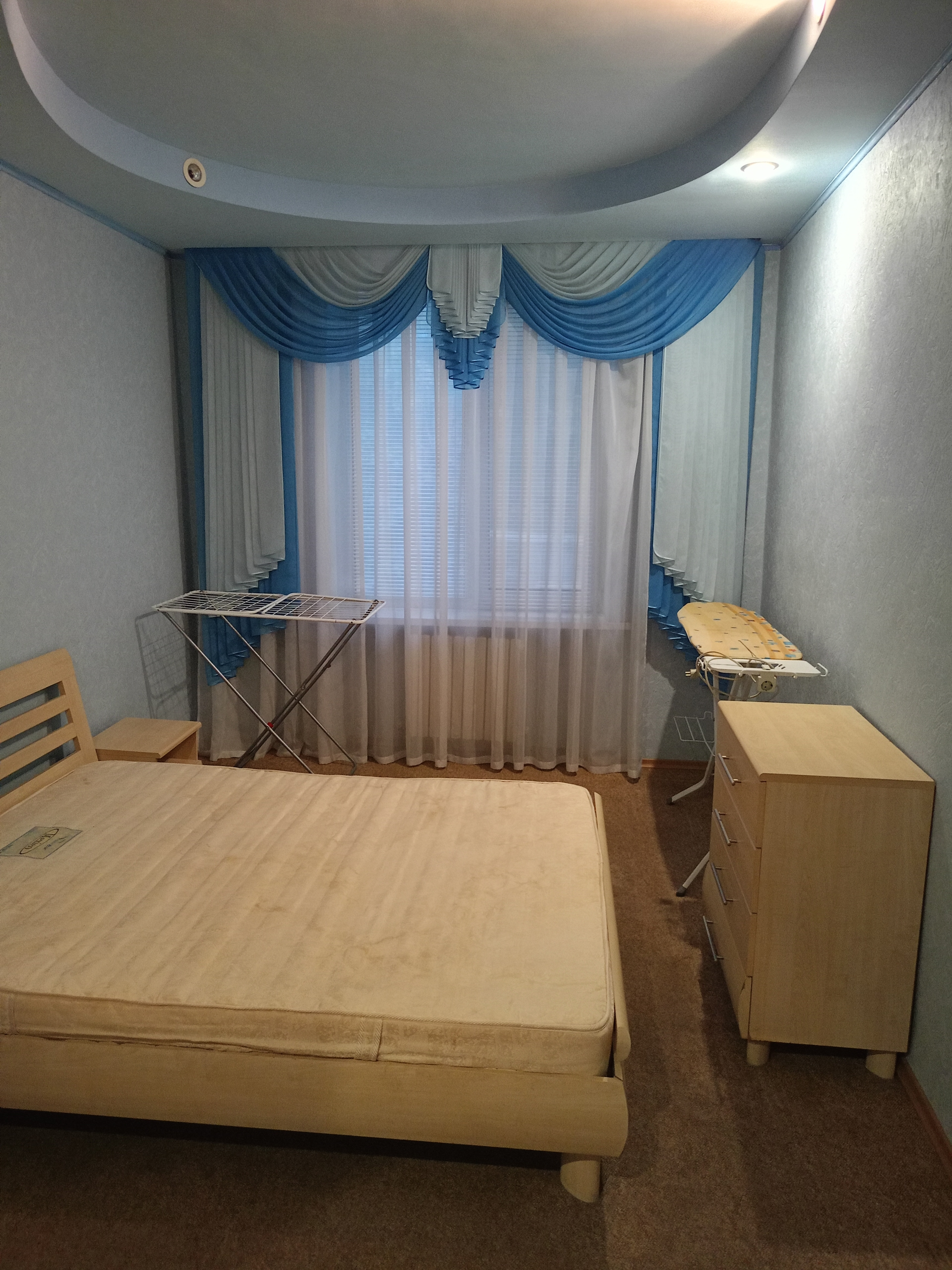 Продается 2-х комн. квартира в центре г.Луганск ● Адрес: площадь Героев ВОВ д 4 А ● Цена: 7 500 000₽, торг ● Телефон: 7 (959) 16 32 111 🔹Этаж 2/4 . Общая площадь 54 кв.м., кухня - студия 🔹Автономное отопление 🔹Окна м/п, новы радиаторы на кухне и спальне, м/п разводка труб. 🔹Счетчики на все. 🔹Удобное месторасп...